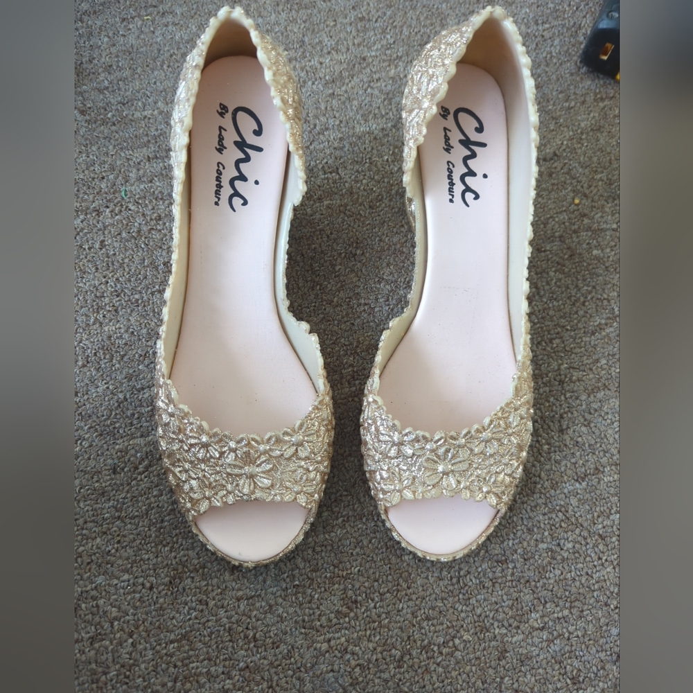 Chic by Lady Contour sz 8 rose gold flower wedge shoes